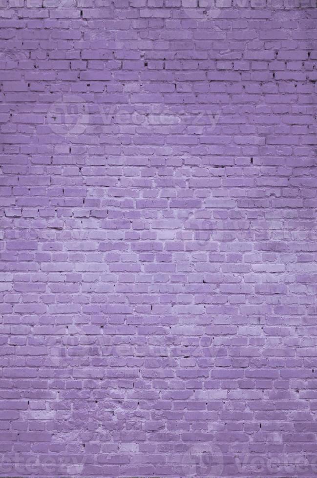 il struttura di il mattone parete di molti righe di mattoni dipinto nel viola colore foto