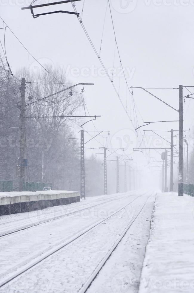 ferrovia stazione nel il inverno tempesta di neve foto