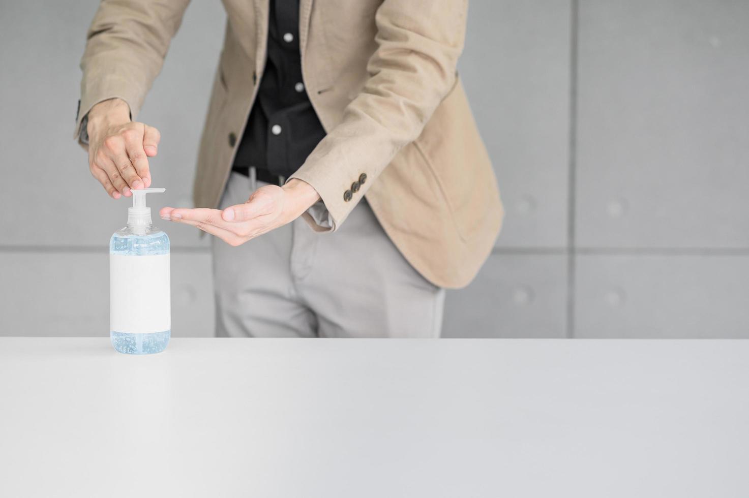 uomo d'affari utilizzando disinfettante per le mani foto