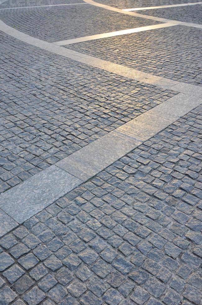 frammento di il strada quadrato, piegato su di un' grigio piazza pavimentazione pietra foto