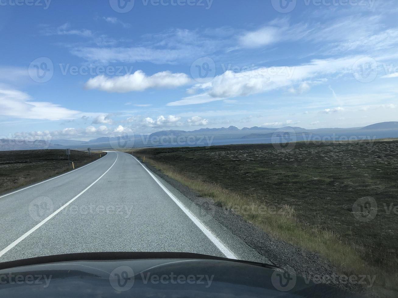 vuoto strada andando attraverso dell'islanda bellissimo meridionale paesaggio foto