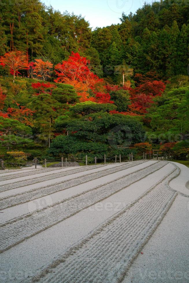 ginshaden sabbia giardino, zen giardino o giapponese roccia giardino, nel ginkaku-ji, o tempio di il argento padiglione ufficialmente di nome jisho-ji, o tempio di splendente misericordia, kyoto, kansai, Giappone foto