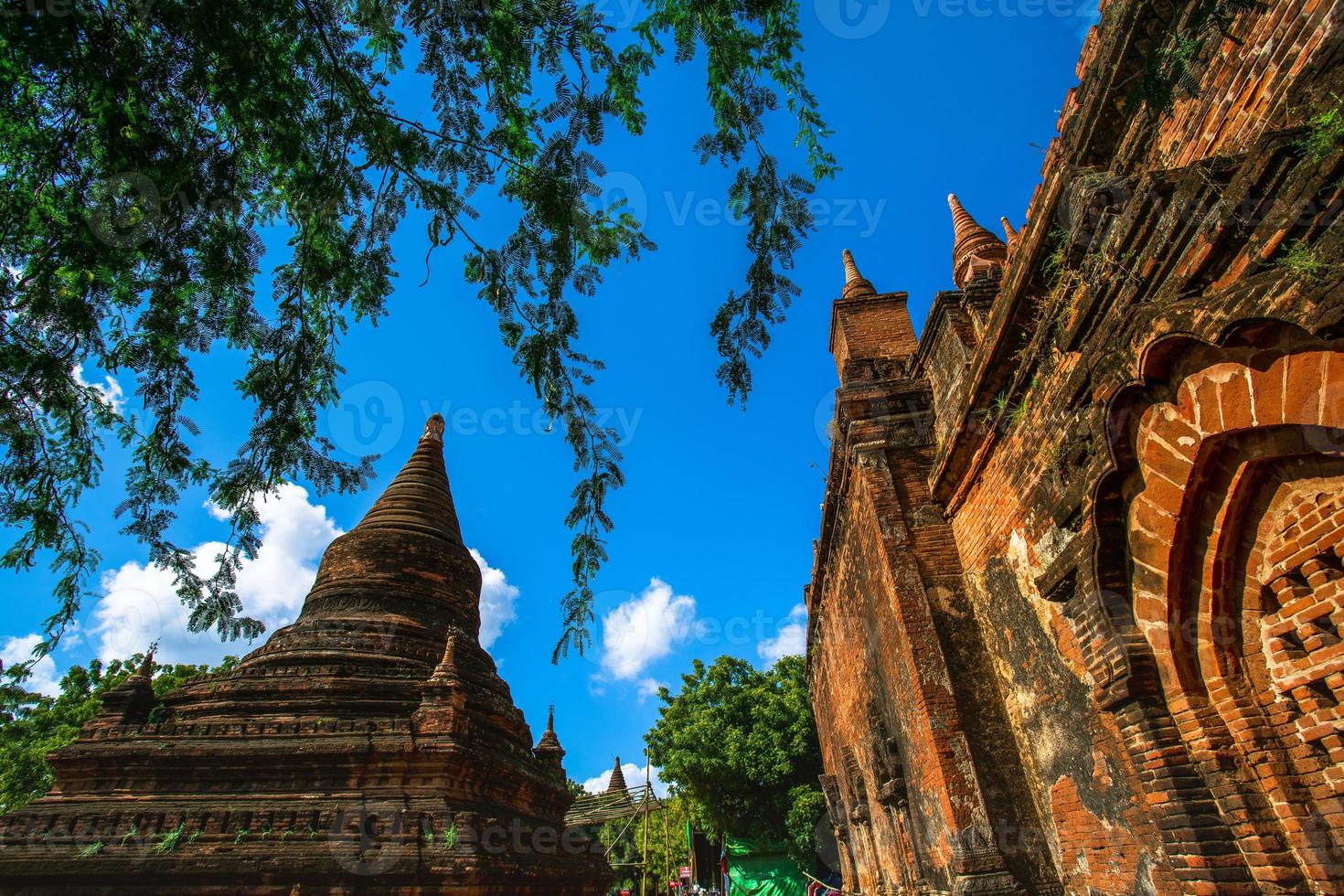 antico pagode nel vecchio bagan, un antico città collocato nel il mandalay regione di Myanmar foto