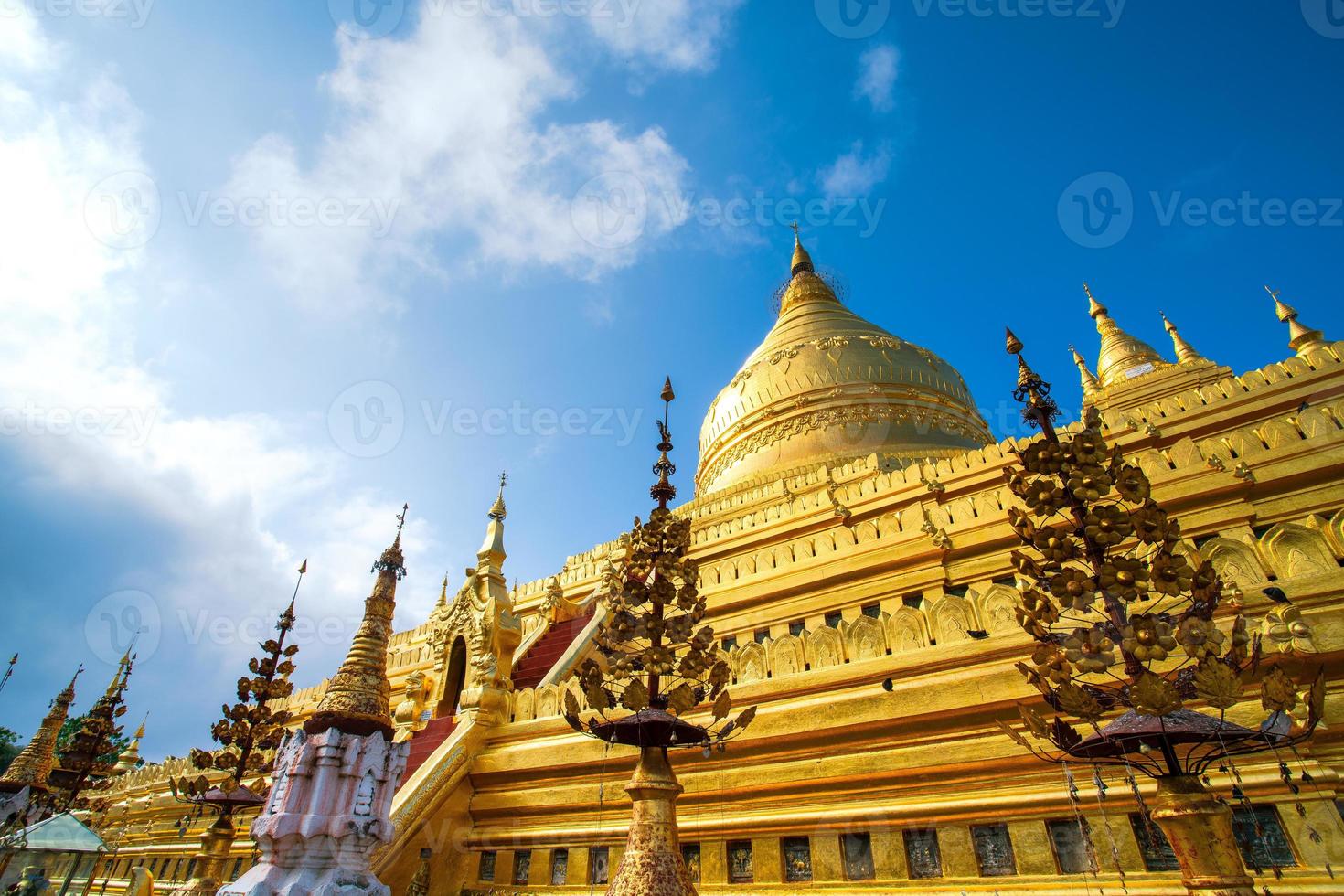 Shwezigon pagoda, o Shwezigon Paya, un' buddista tempio collocato nel nyaung-u, un' cittadina vicino bagan, mandalay regione, Myanmar foto