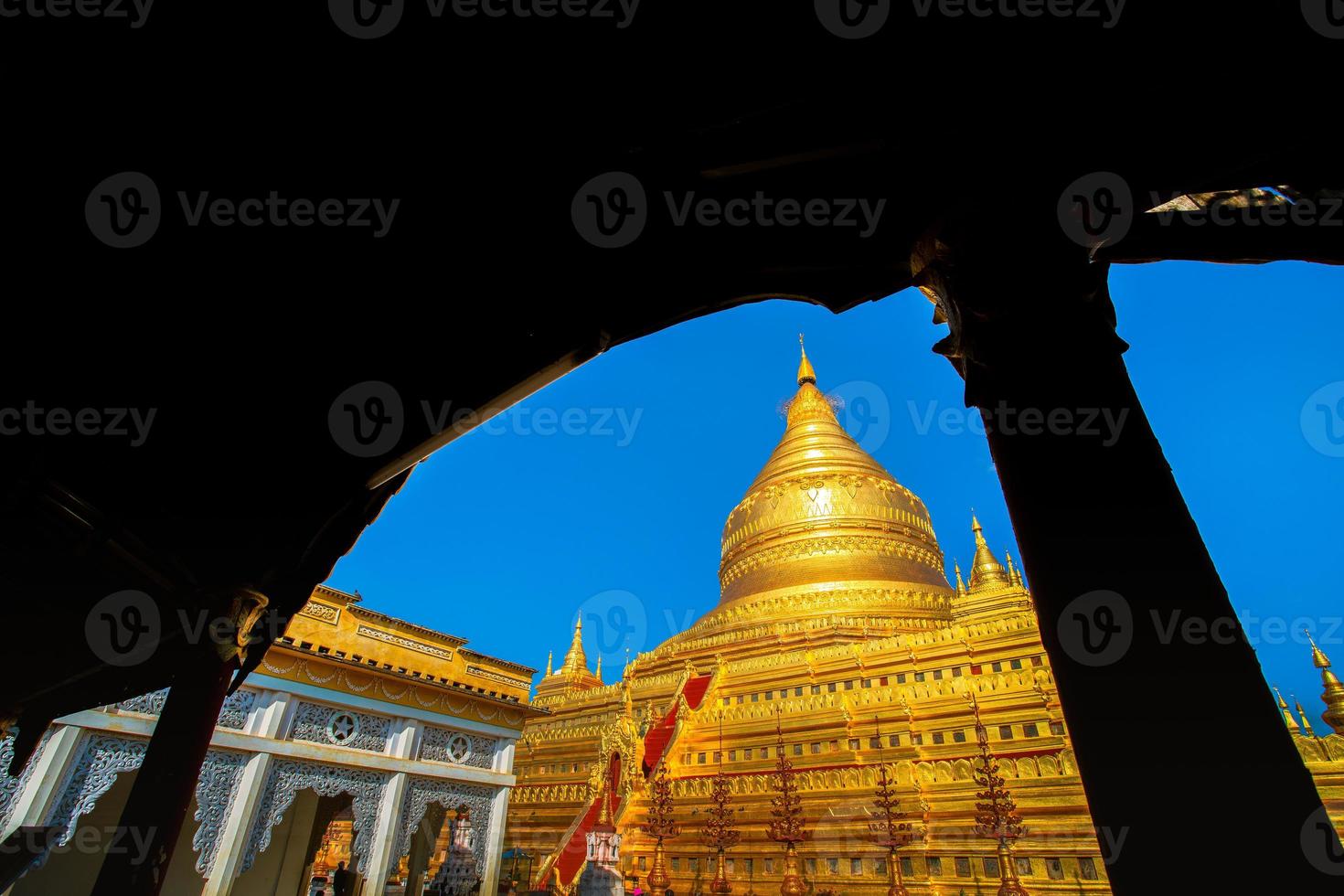 Shwezigon pagoda, o Shwezigon Paya, un' buddista tempio collocato nel nyaung-u, un' cittadina vicino bagan, mandalay regione, Myanmar foto