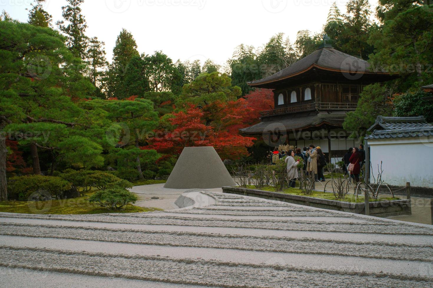ginshaden sabbia giardino, zen giardino o giapponese roccia giardino, nel ginkaku-ji, o tempio di il argento padiglione ufficialmente di nome jisho-ji, o tempio di splendente misericordia, kyoto, kansai, Giappone foto