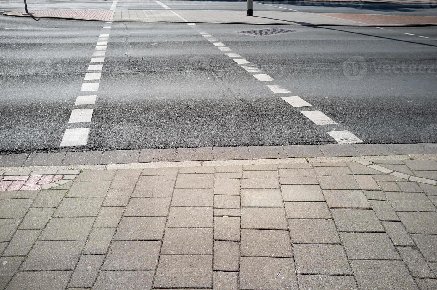bicicletta sentiero a il incrocio stradale nel il modulo di bianca tratteggiata strisce foto