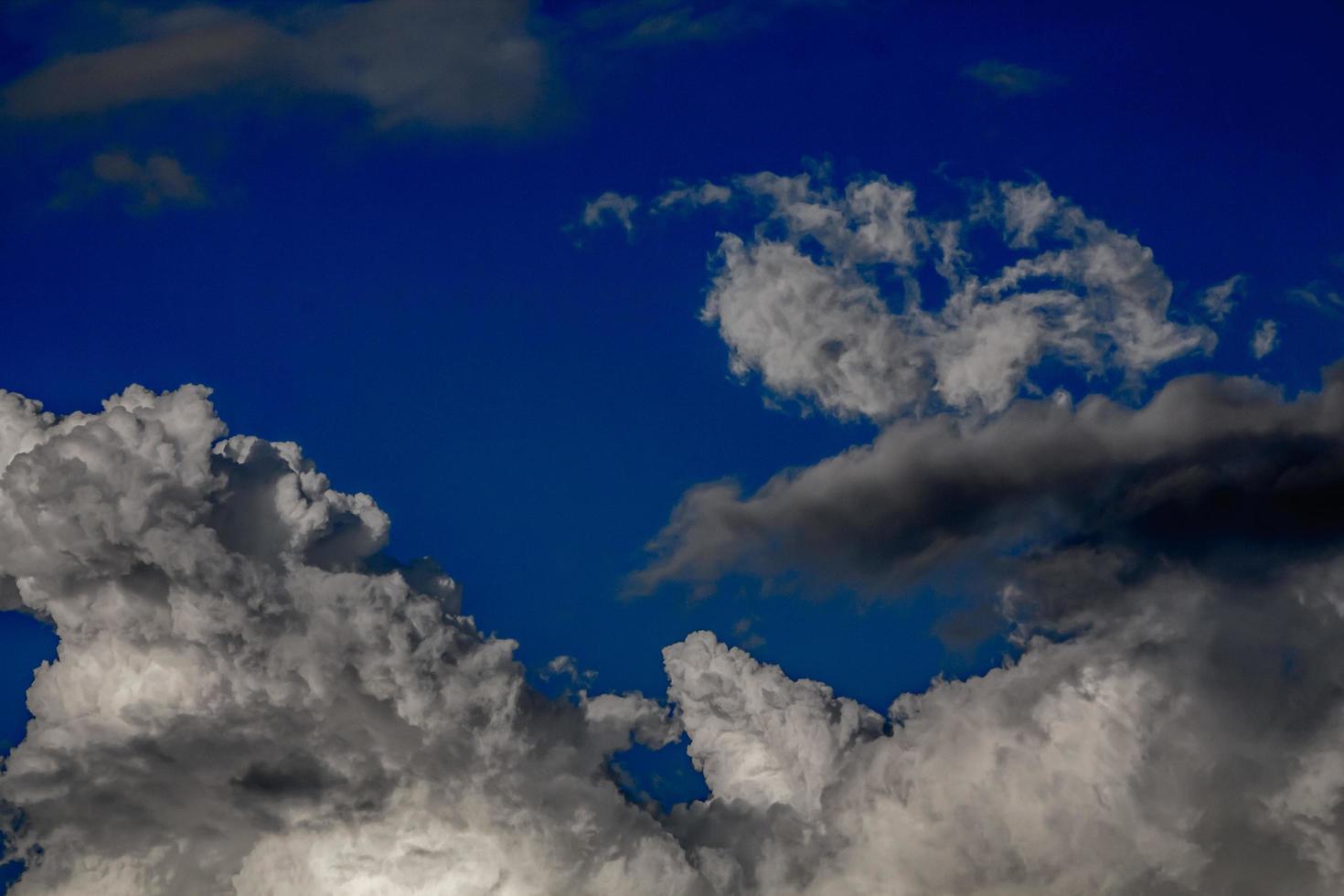 il Immagine di bellissimo nero nuvole continuamente in movimento. , sfondo blu cielo foto