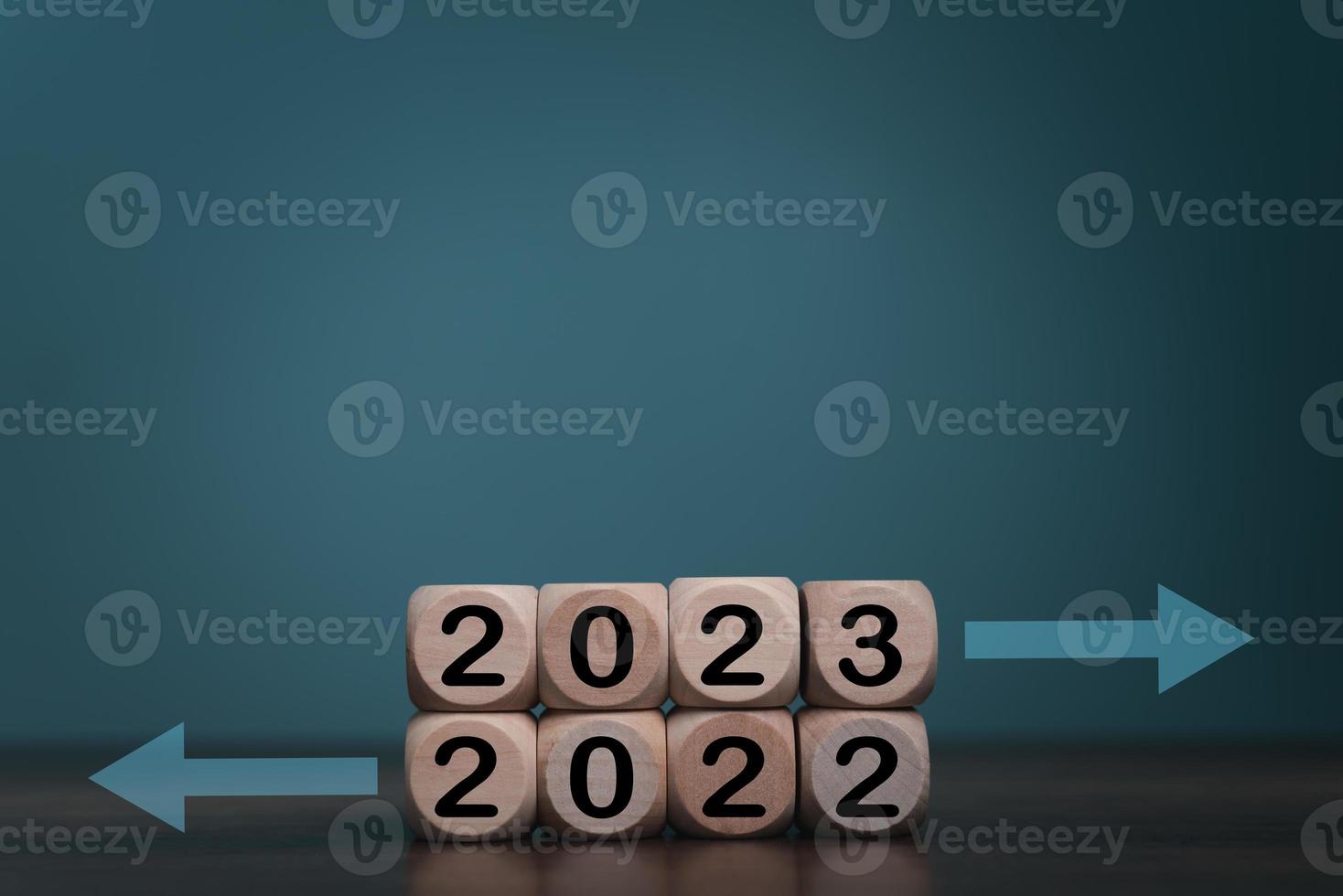 2023 contento nuovo anno, 2022 e 2023 personaggi su il di legno bloccare con copia spazio per testo decorare. foto