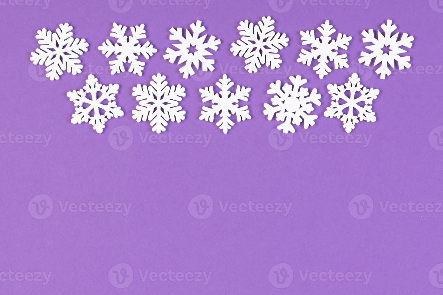 impostato di bianca i fiocchi di neve su colorato sfondo. superiore Visualizza di Natale ornamento. nuovo anno tempo concetto con vuoto spazio per il tuo design foto