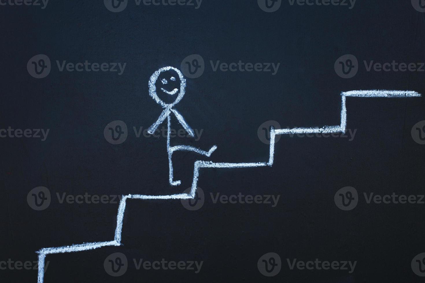 disegnato uomo su il gesso tavola si arrampica su passo di passo per il superiore di carriera scale. copia spazio foto