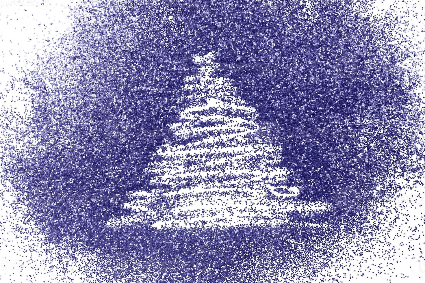 dito disegnato Natale albero su brillante blu coriandoli sfondo. molto peri colore di il anno foto