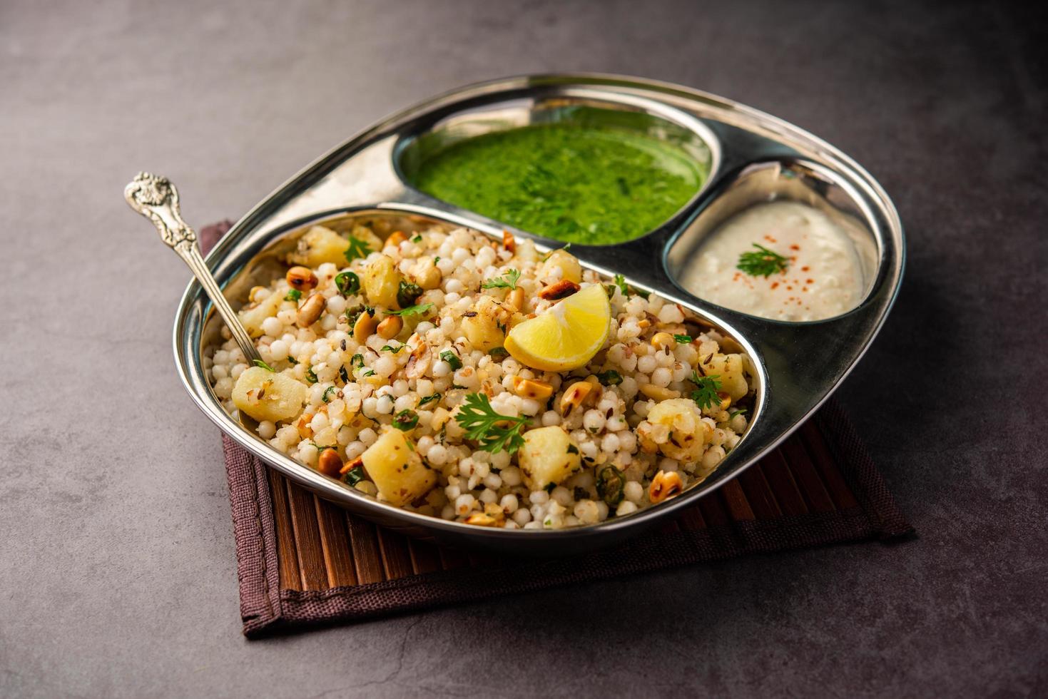 sabudana chichadi - un autentico piatto a partire dal Maharashtra fatto con sago semi, servito con cagliata foto