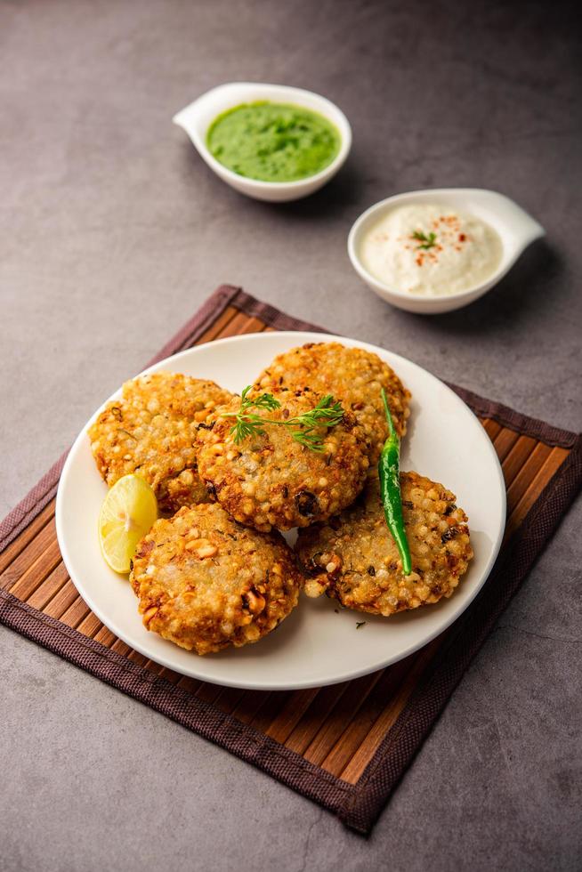 sabudana wada o shabudana vada chiamato nel India fatto a partire dal sago e servito con chutney foto