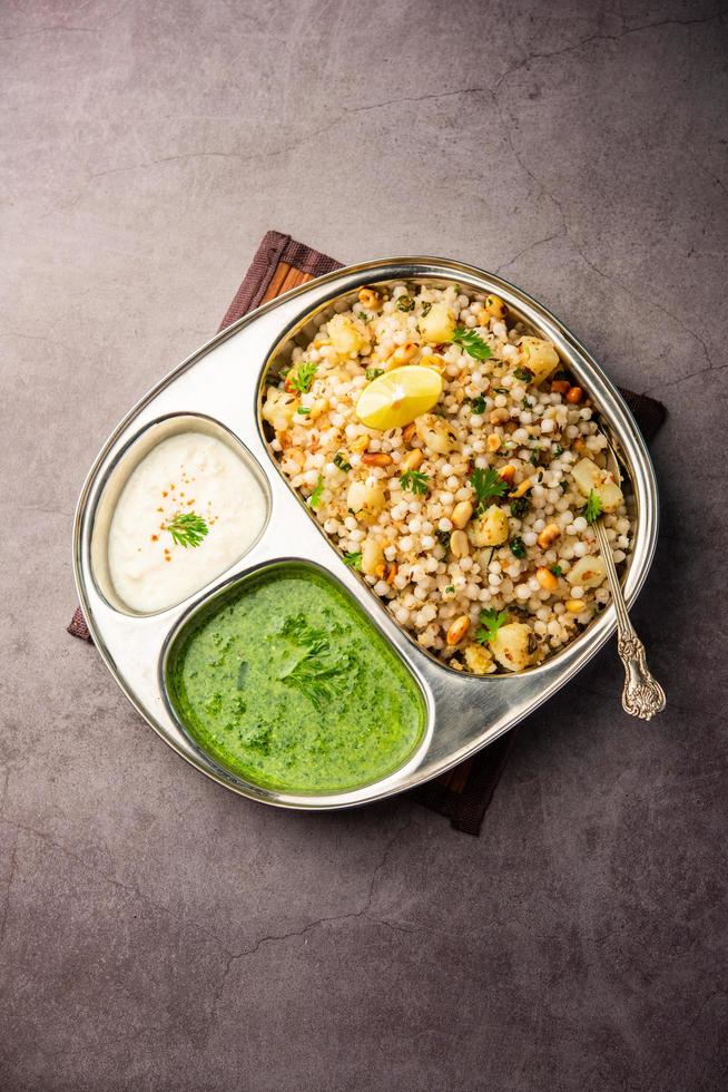 sabudana chichadi - un autentico piatto a partire dal Maharashtra fatto con sago semi, servito con cagliata foto