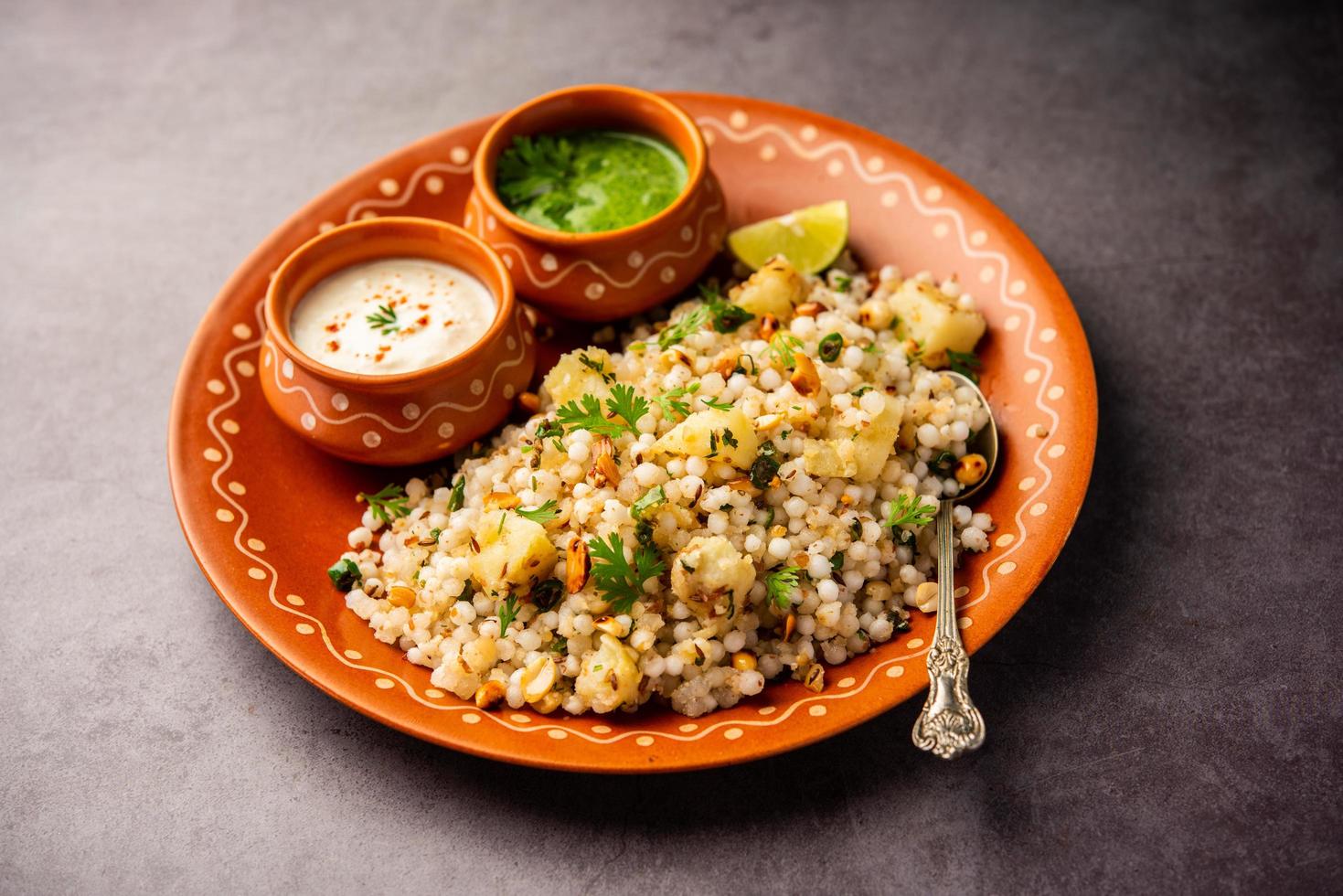 sabudana chichadi - un autentico piatto a partire dal Maharashtra fatto con sago semi, servito con cagliata foto