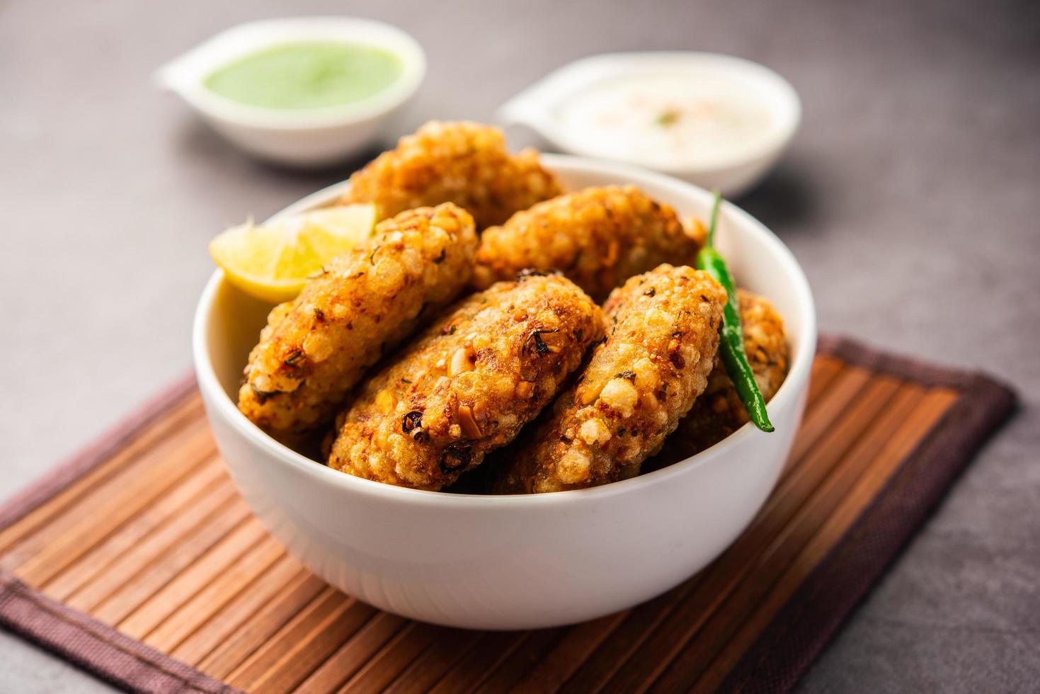 sabudana wada o shabudana vada chiamato nel India fatto a partire dal sago e servito con chutney foto