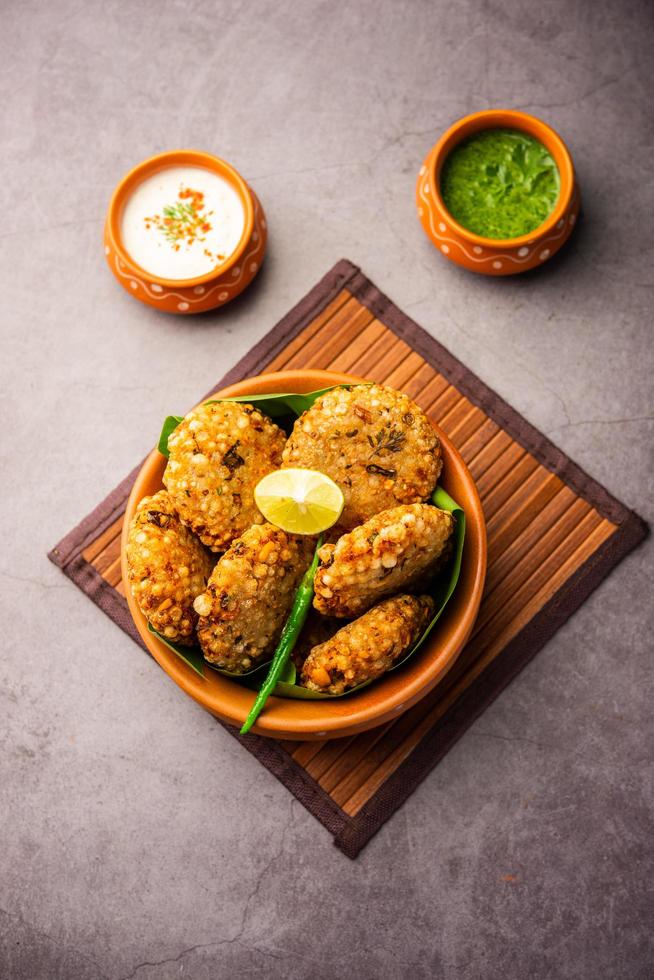 sabudana wada o shabudana vada chiamato nel India fatto a partire dal sago e servito con chutney foto