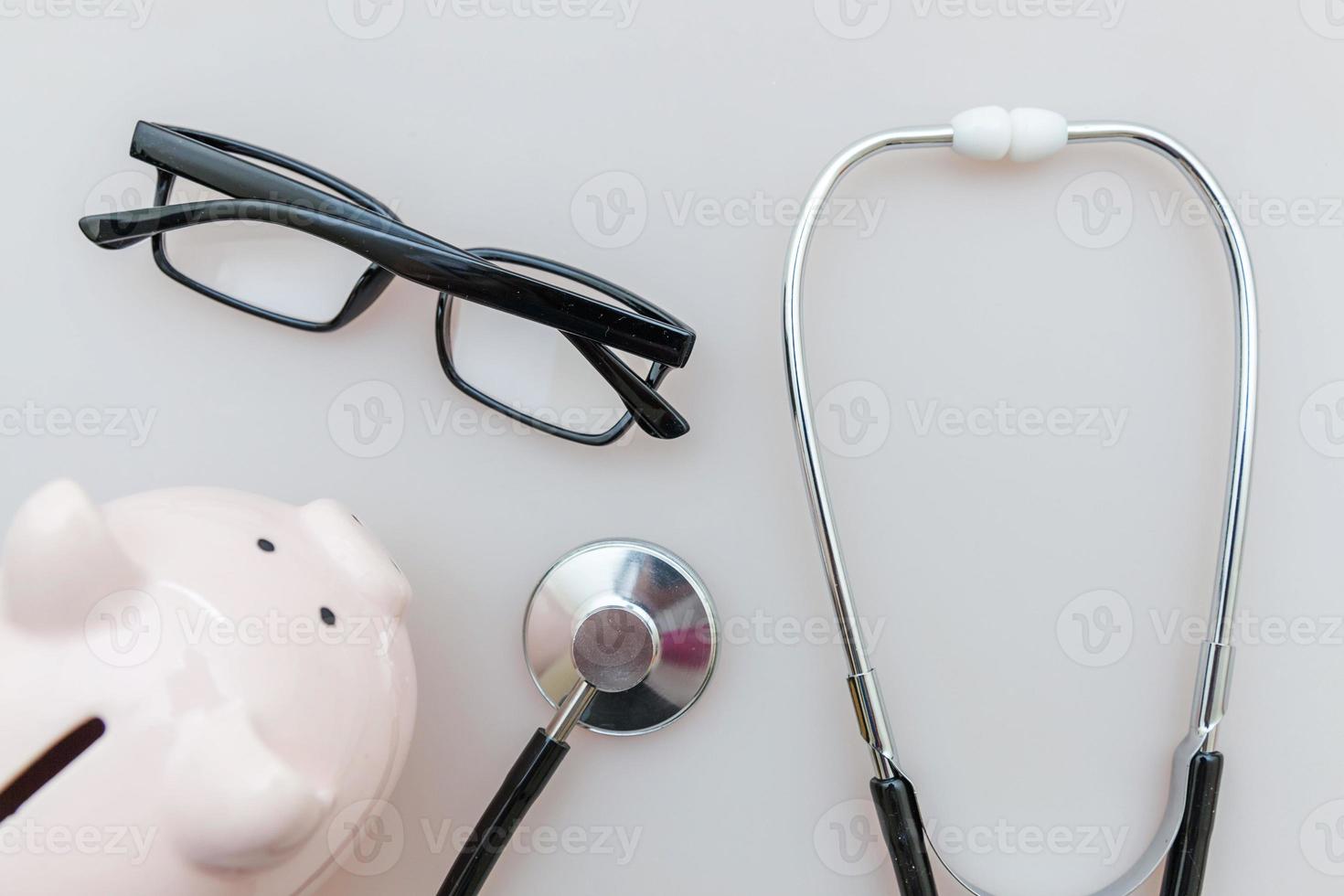 medicina medico attrezzatura stetoscopio o fonendoscopio porcellino banca bicchieri isolato su bianca sfondo foto