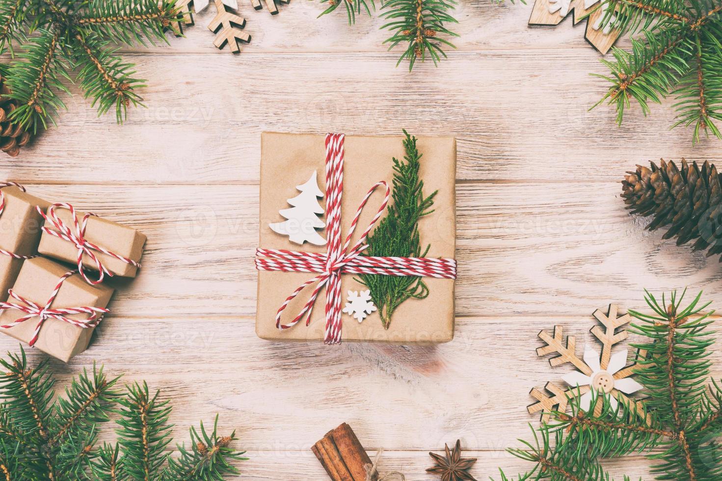 Natale sfondo con abete albero e regalo scatola su Vintage ▾, tonica di legno tavolo. superiore Visualizza con copia spazio per il tuo design foto