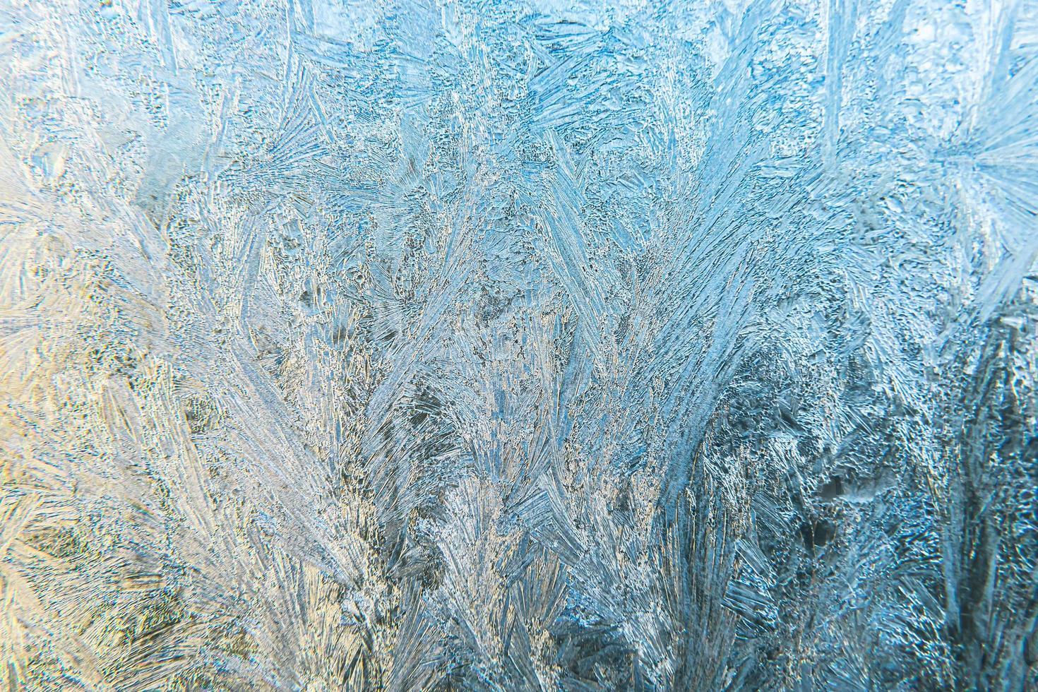 finestra invernale congelata con struttura a motivo ghiaccio brillante. simbolo di meraviglia di natale, sfondo astratto. temperatura bassa estrema del nord, neve ghiacciata naturale su vetro gelido, clima invernale fresco all'aperto. foto