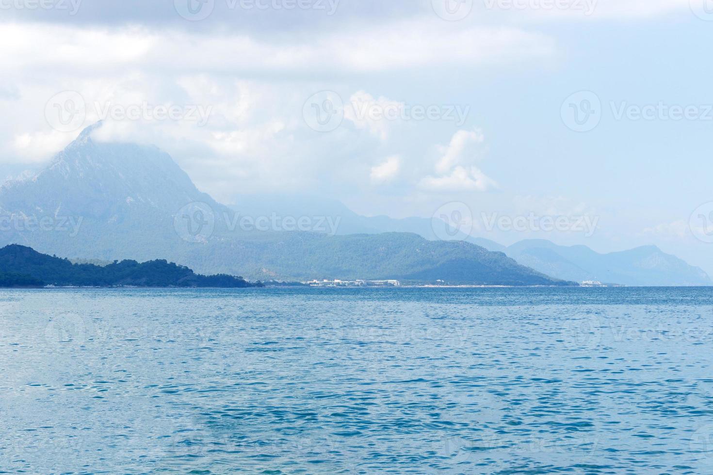 pittoresco montagna paesaggio con mare e nube tiro foto