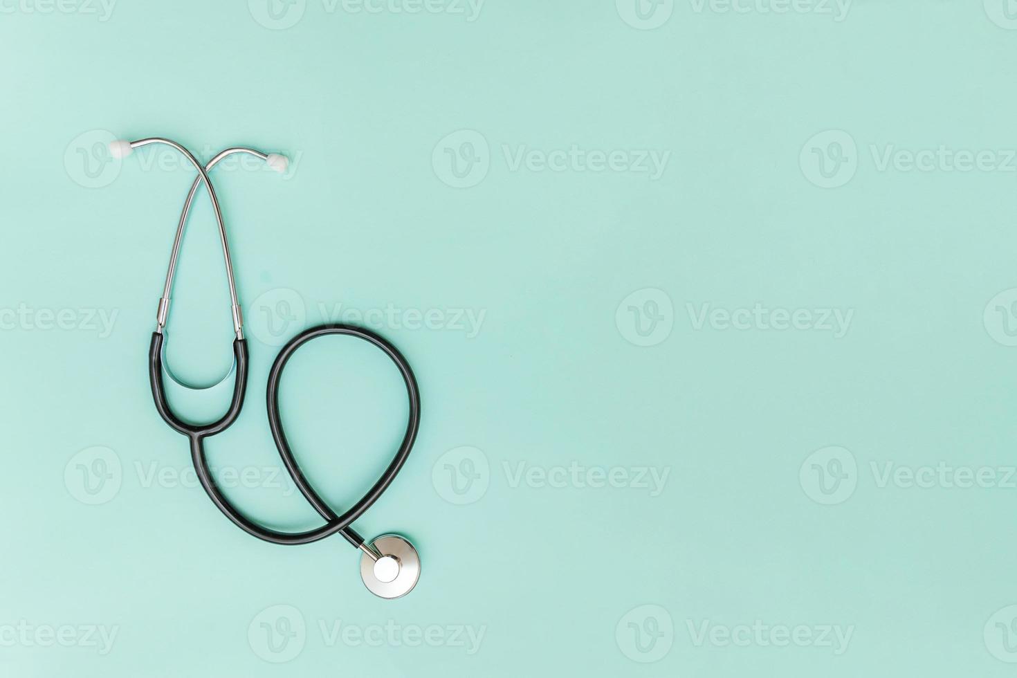 medicina attrezzatura stetoscopio o fonendoscopio isolato su di moda pastello blu sfondo. strumento dispositivo per medico. Salute cura vita assicurazione concetto foto
