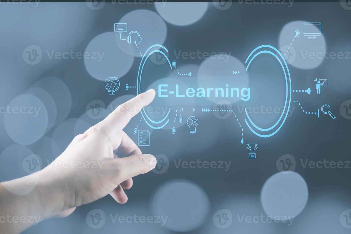 e-learning e formazione scolastica concetto, donna di mano utilizzando un' smartphone, mostrando icone, apprendimento attraverso un' tecnologico medio o in linea. quello riduce il vincoli su tempo e posto di studia foto