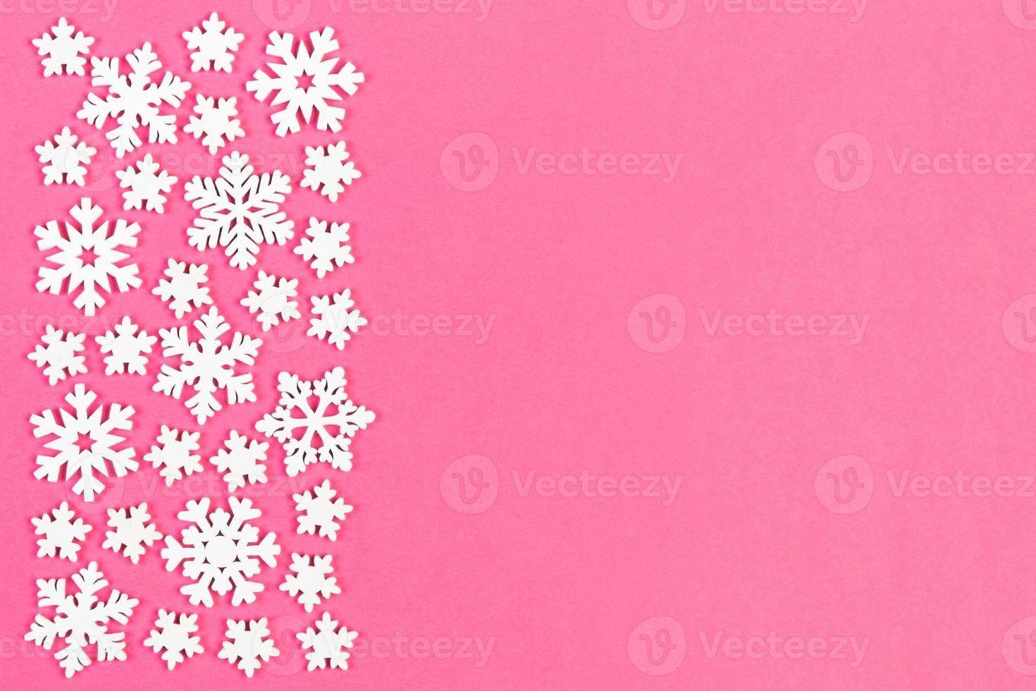 impostato di bianca i fiocchi di neve su colorato sfondo. superiore Visualizza di Natale ornamento. nuovo anno tempo concetto con vuoto spazio per il tuo design foto