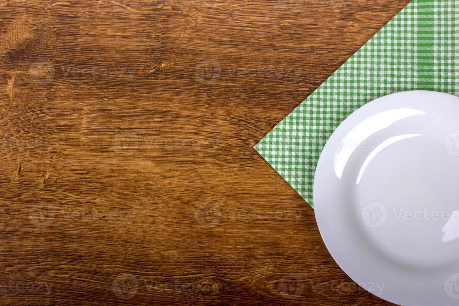 superiore Visualizza di pulito vuoto piatto su di legno tavolo foto