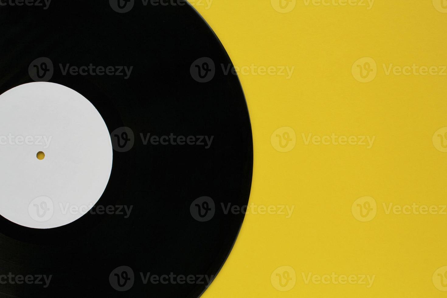 vicino su di nero vecchio vinile disco giocare disco Vintage ▾ su un' giallo sfondo con copia spazio per testo. retrò lp storia, nostalgia concetto. suono tecnologia per dj per mescolare musica. piatto posizione, superiore Visualizza foto