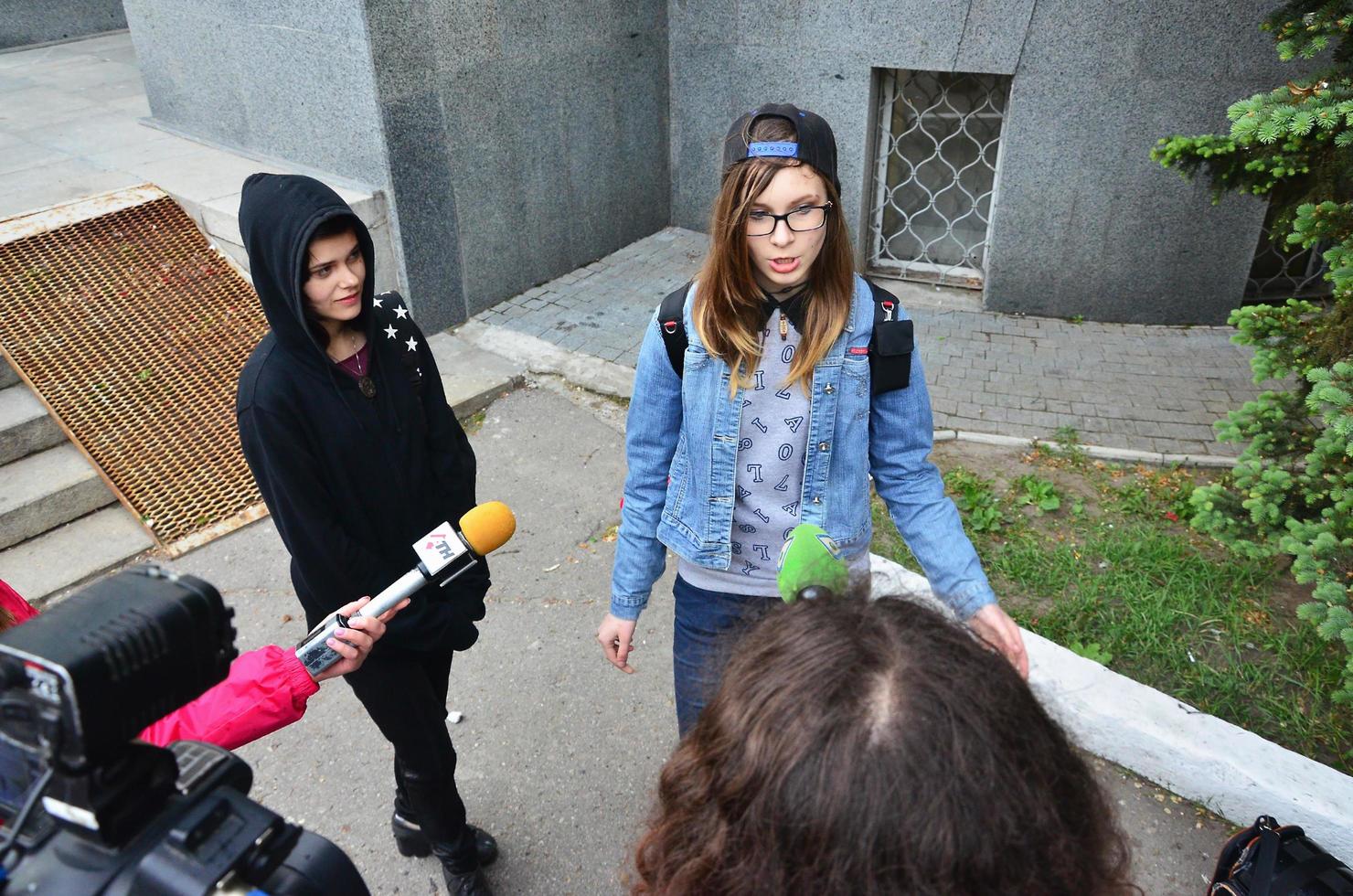 Kharkov. Ucraina - Maggio 17, 2022 partecipanti di il primo lgbt azione nel charkov dare interviste di un inaspettato attacco e rottura di il evento foto