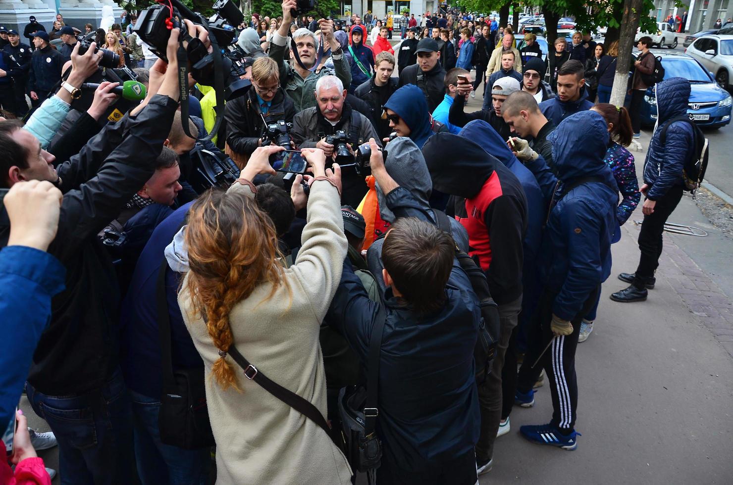 Kharkov. Ucraina - Maggio 17, 2022 il organizzazione di ucraino nazisti e patrioti di il orientale corpo ustioni il bandiera di lgbt nel Kharkov. teppisti e ultras contro il esistenza di minoranze foto