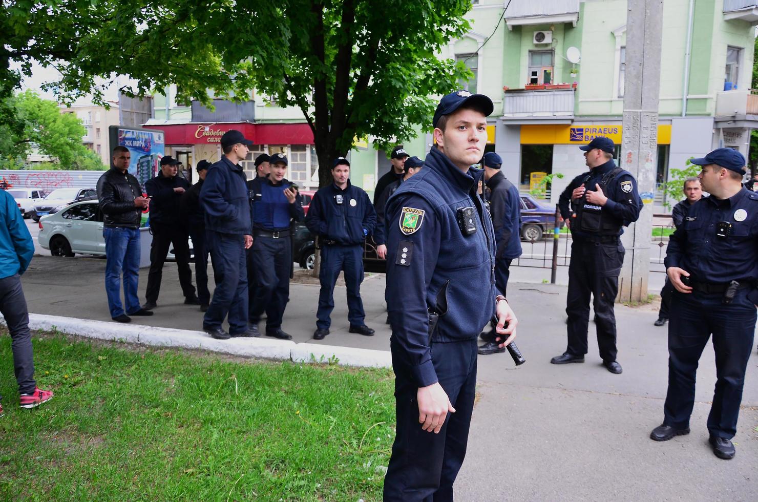 Kharkov. Ucraina - Maggio 17, 2022 ucraino poliziotti chi fornire sicurezza per lgbt attivisti e proteggere loro a partire dal attacchi di di Kharkov nazisti e ultras foto