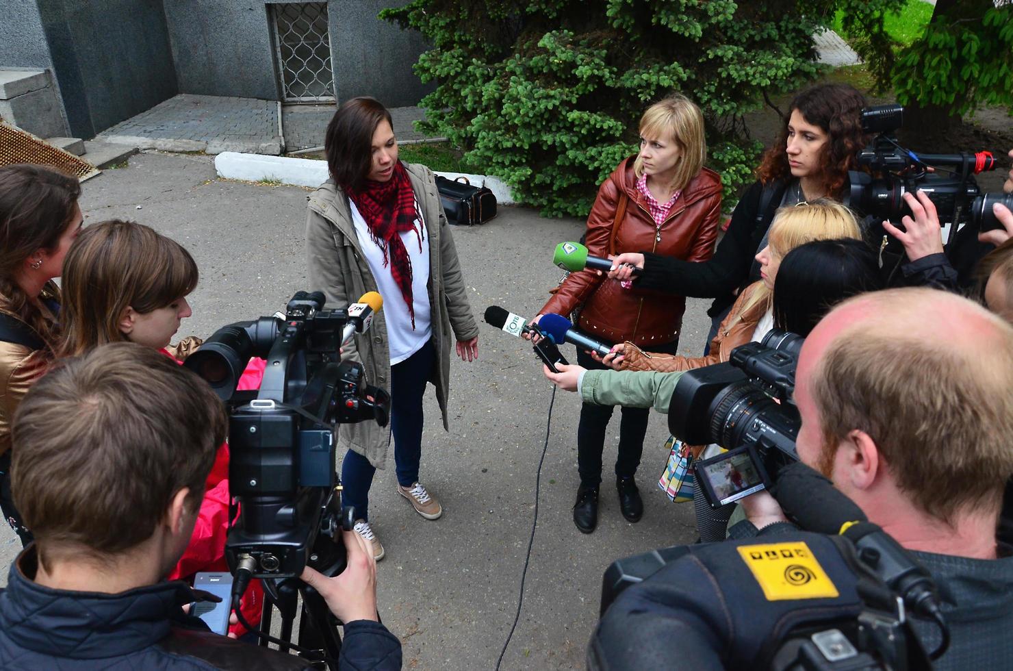 Kharkov. Ucraina - Maggio 17, 2022 partecipanti di il primo lgbt azione nel charkov dare interviste di un inaspettato attacco e rottura di il evento foto