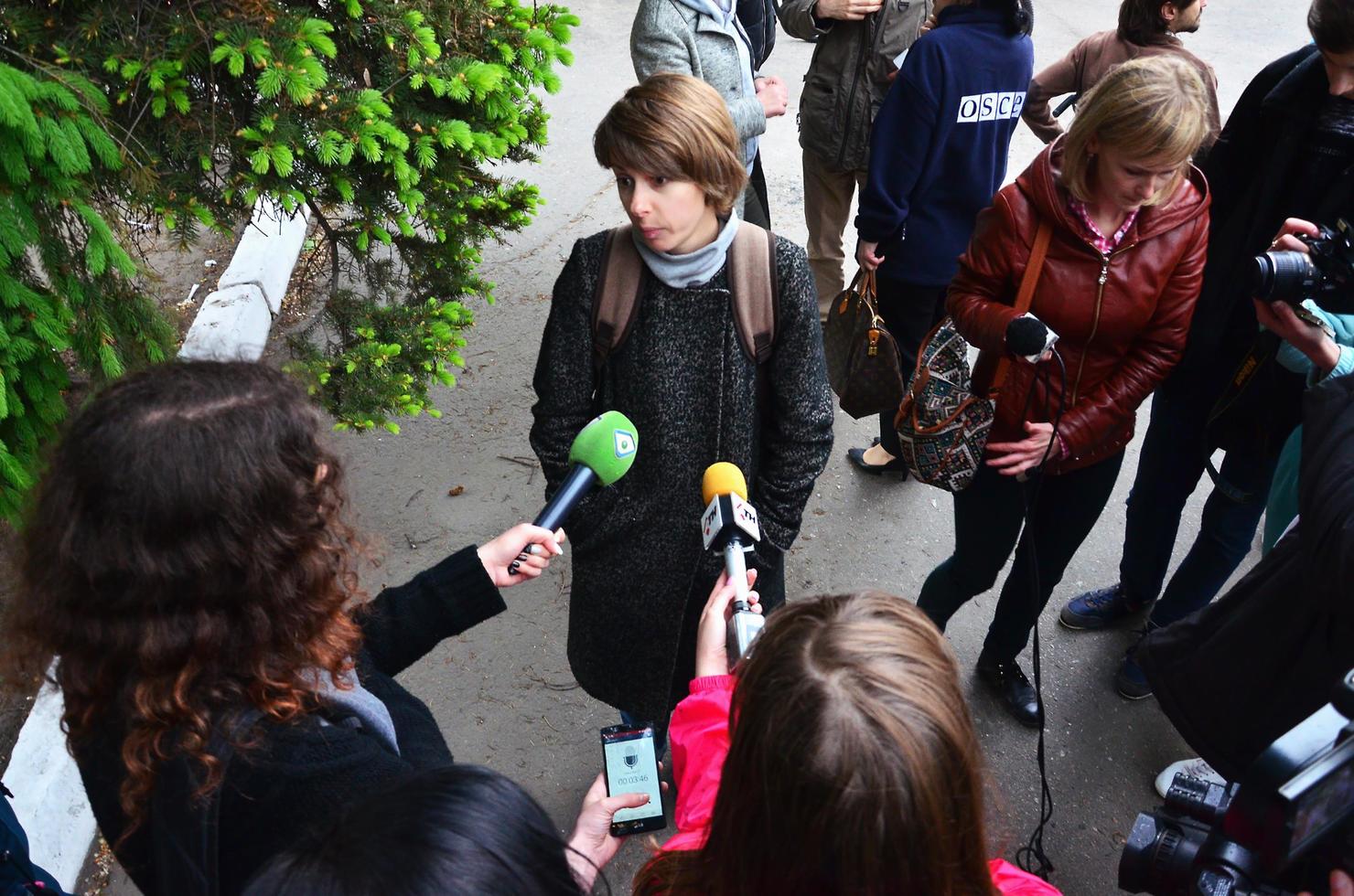 Kharkov. Ucraina - Maggio 17, 2022 partecipanti di il primo lgbt azione nel charkov dare interviste di un inaspettato attacco e rottura di il evento foto