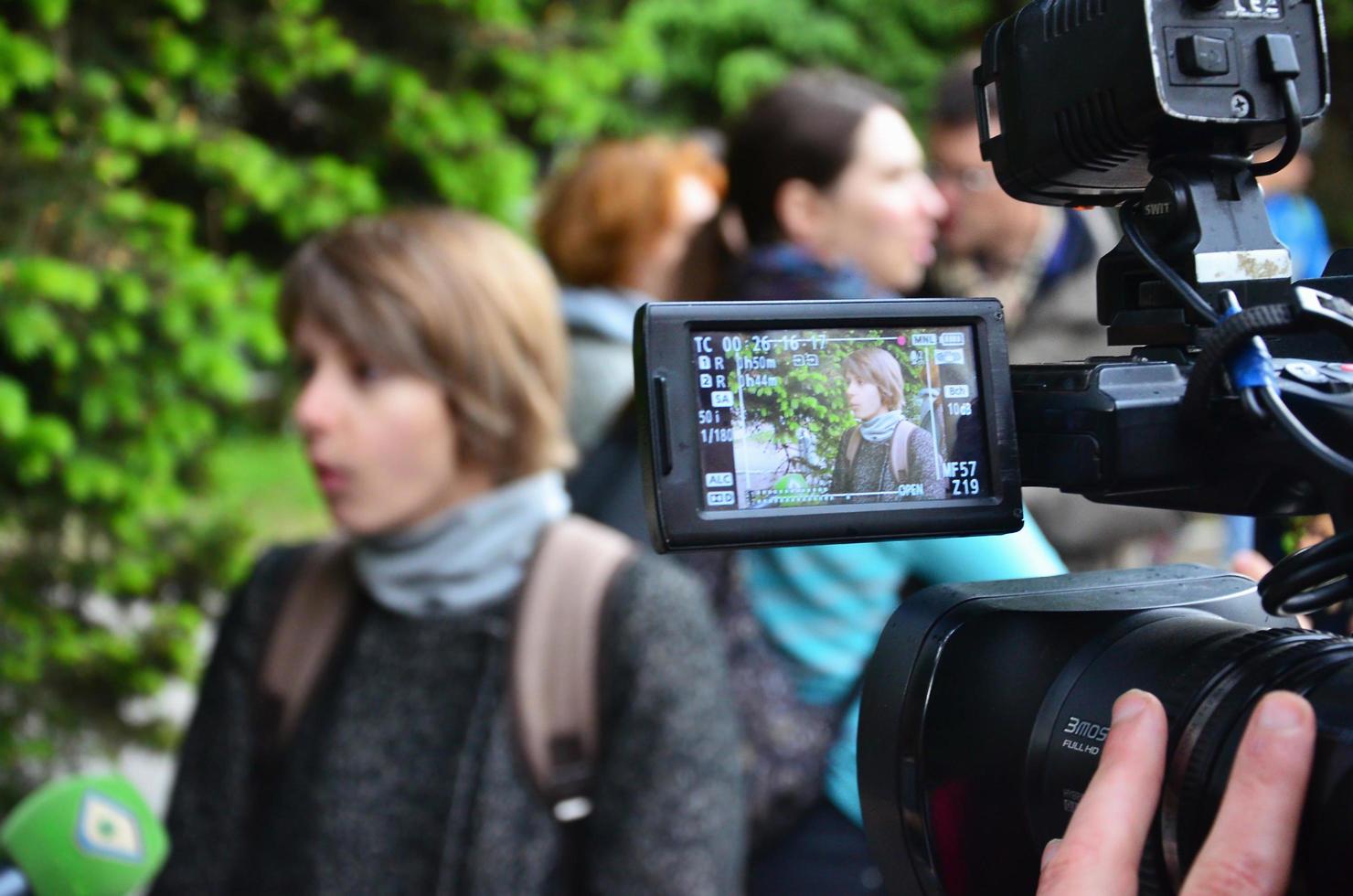 Kharkov. Ucraina - Maggio 17, 2022 partecipanti di il primo lgbt azione nel charkov dare interviste di un inaspettato attacco e rottura di il evento foto