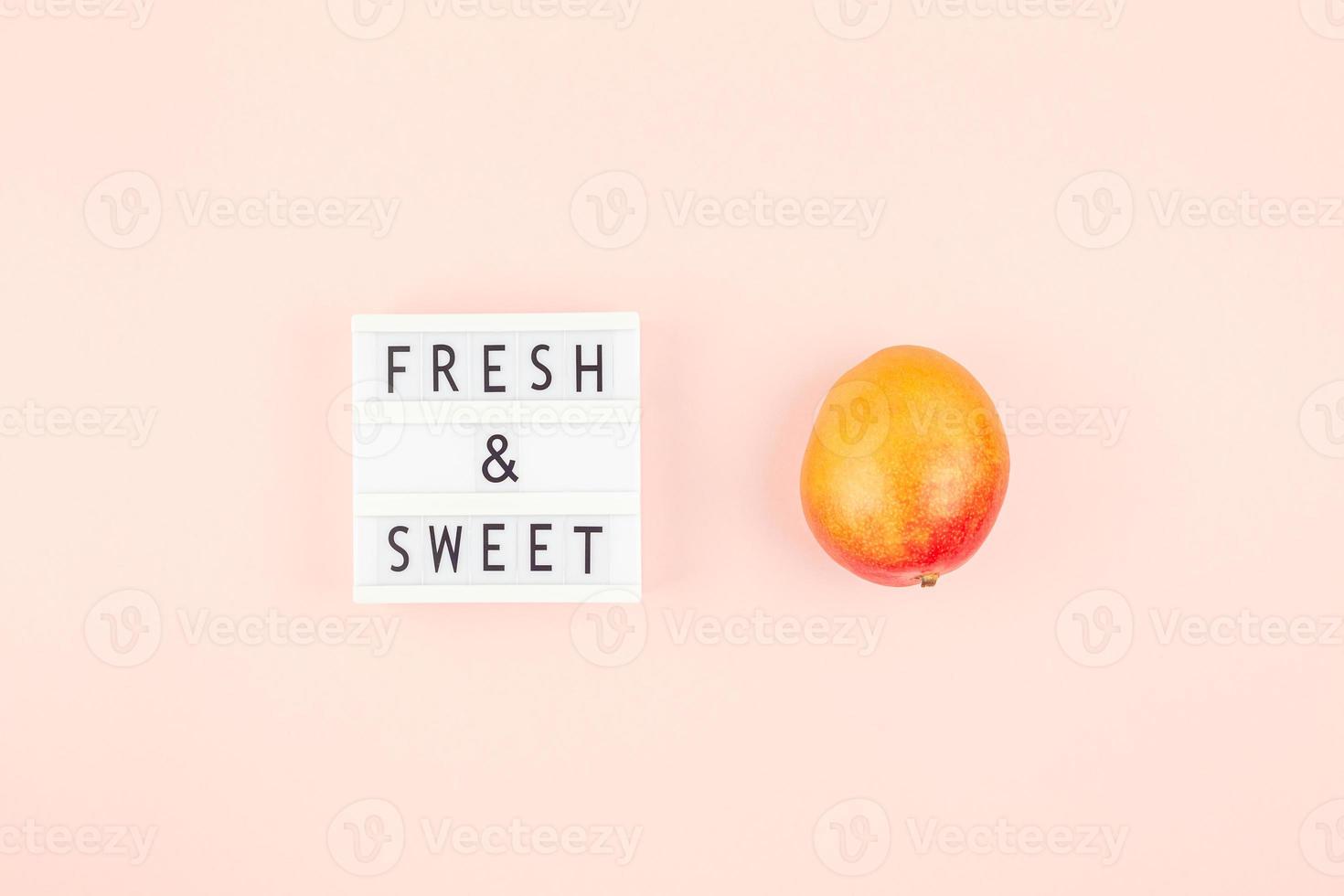 Mango frutta nel creativo composizione foto