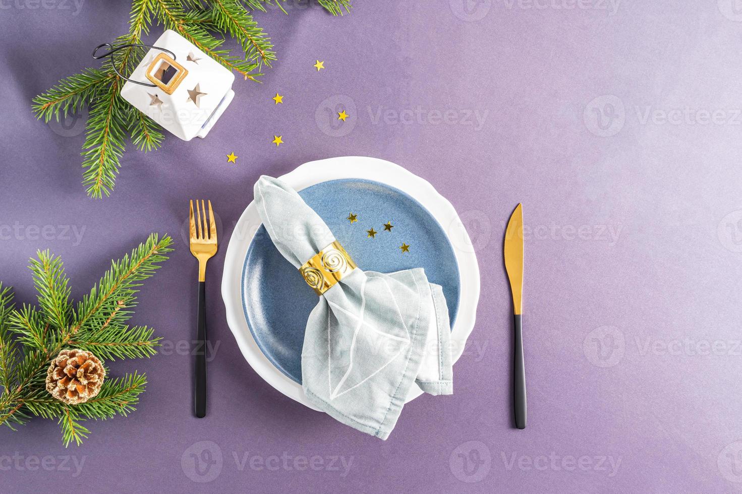 ambientazione il festivo tavolo per il nuovo anno e Natale. piatti e posate, stoffa tovagliolo con decorazione. superiore Visualizza. grigio tovaglia. foto