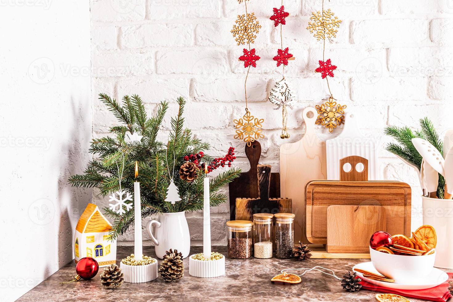 mazzo di abete rosso rami, candele, Natale fatti in casa ghirlanda. un' frammento di parte di il cucina. preparazione per il celebrazione di il vacanza. foto