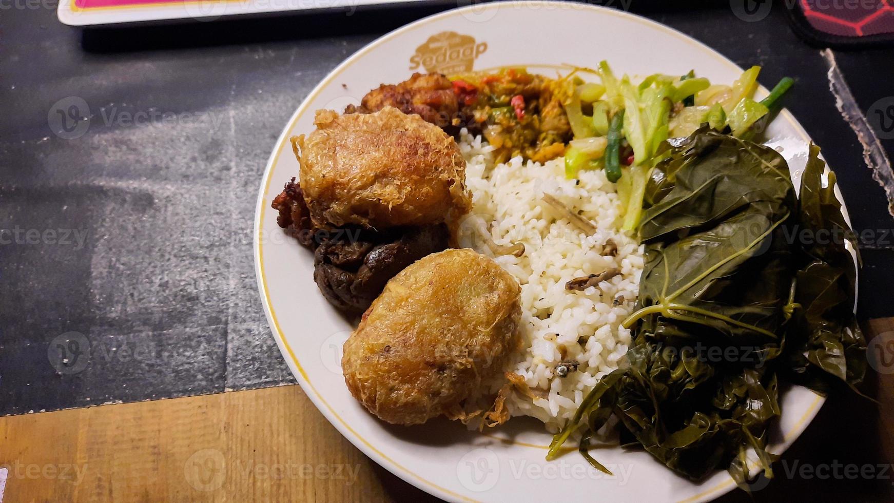 superiore angolo, menù warteg tradizionale indonesiano cibo, con Patata torte e fresco manioca le foglie 03 foto