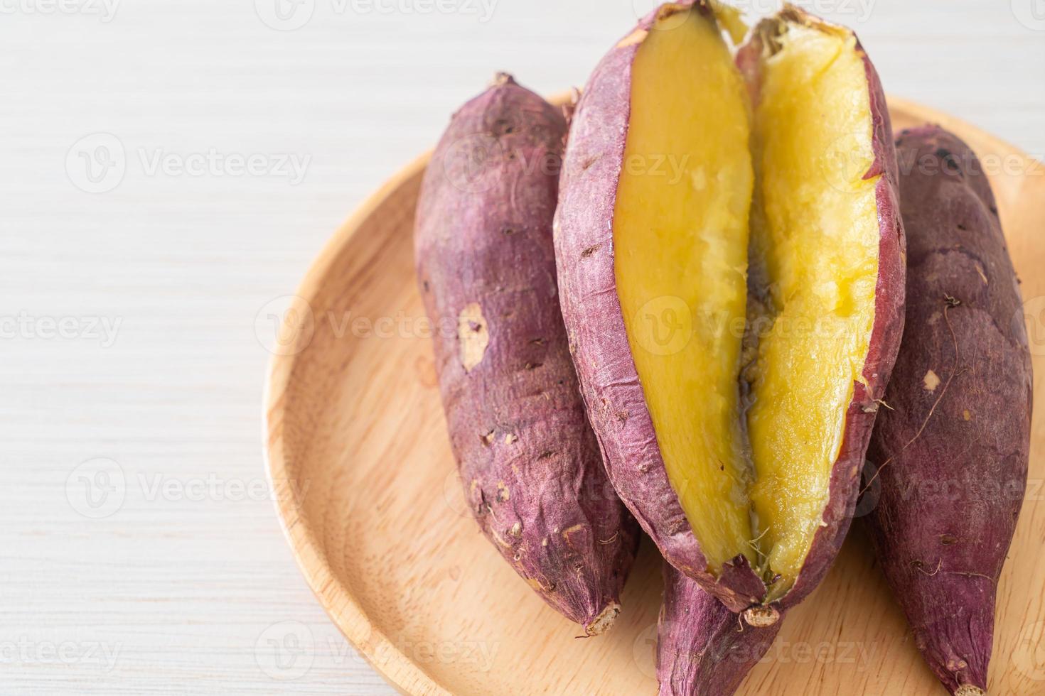 patate dolci giapponesi alla griglia o al forno su piatto di legno foto