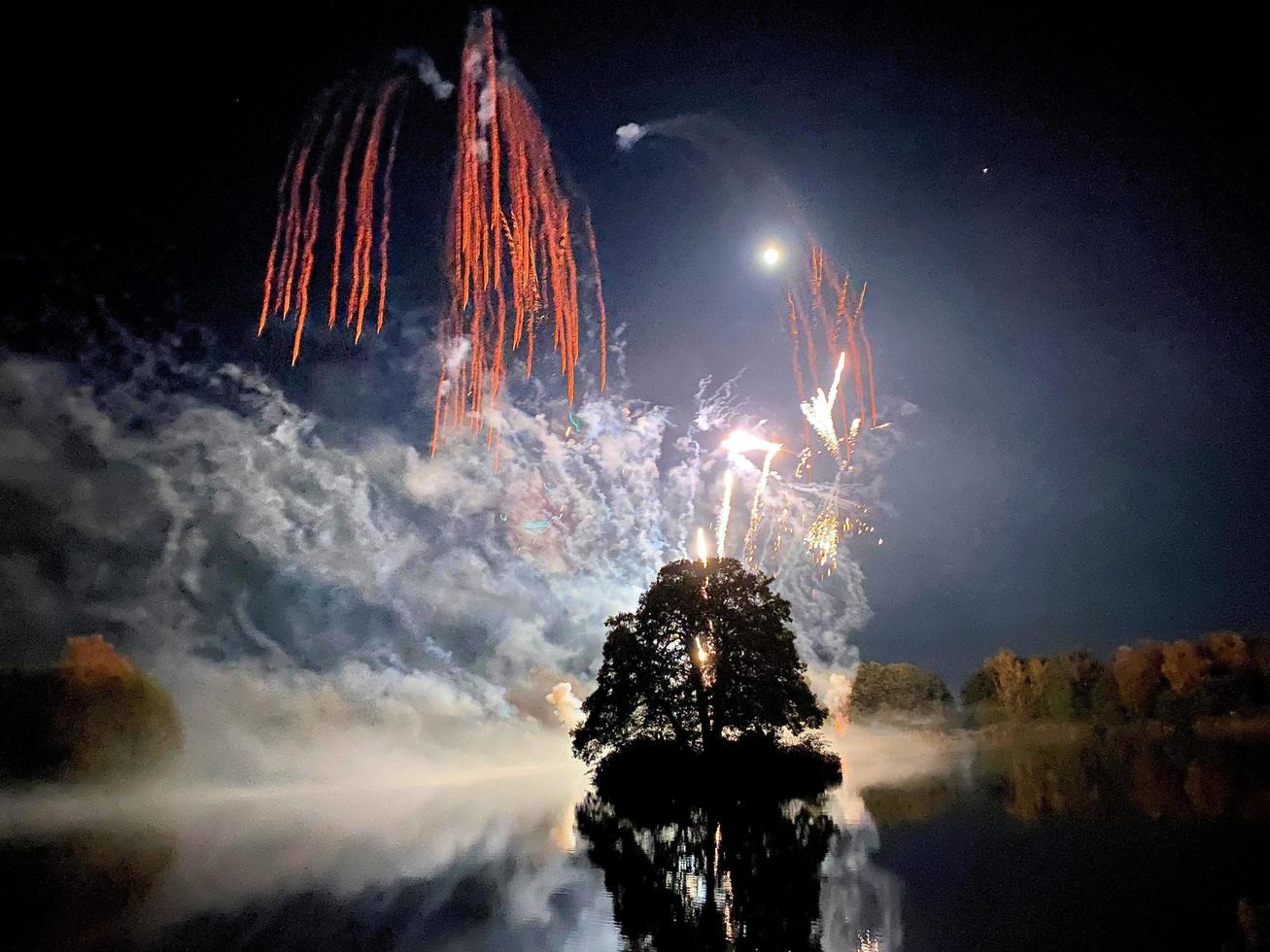 un' Visualizza di un' fuochi d'artificio Schermo a alderford lago nel Whitchurch foto