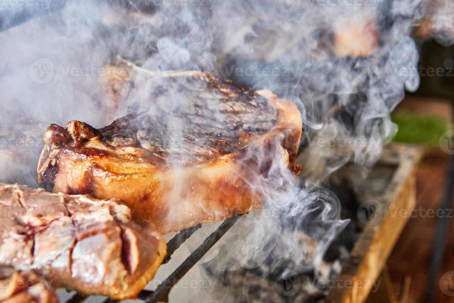 agnello bistecche siamo cucinato su il griglia per servendo nel ristorazione foto