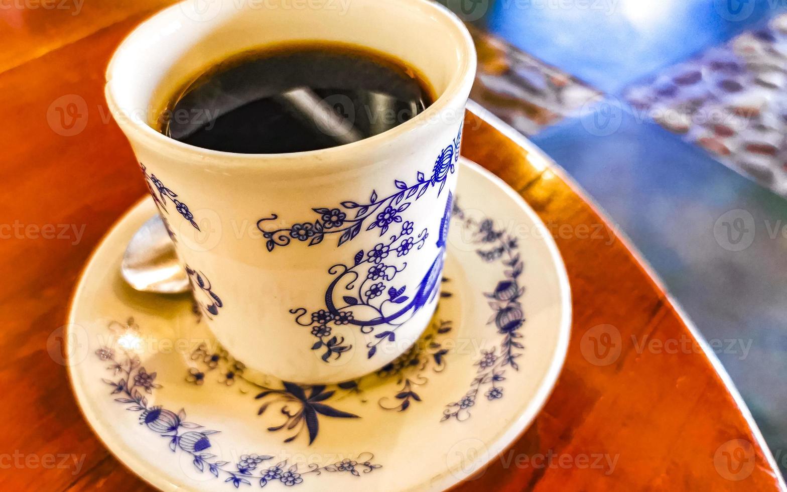 blu bianca tazza pentola con nero caffè di legno tavolo Messico. foto