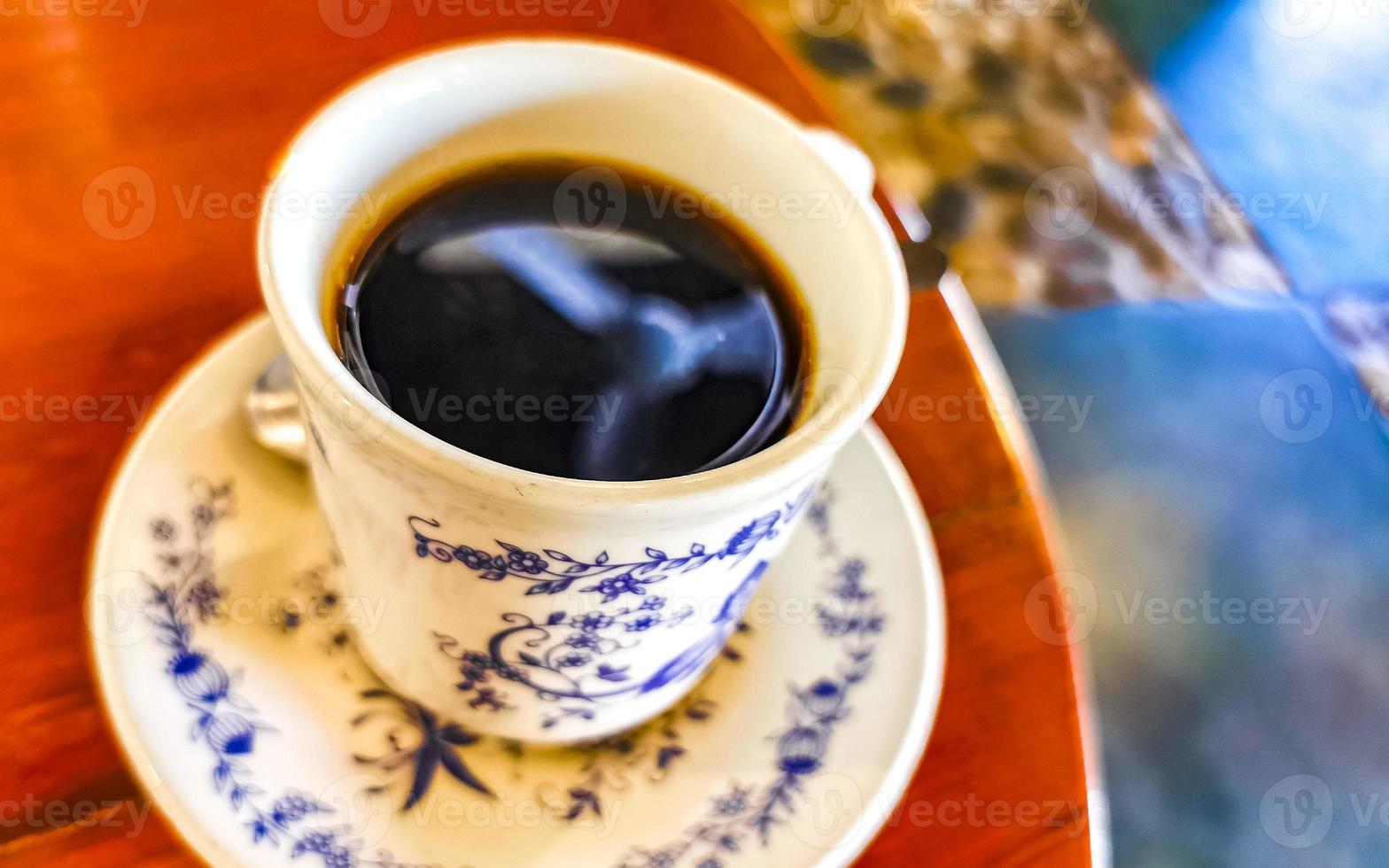 blu bianca tazza pentola con nero caffè di legno tavolo Messico. foto