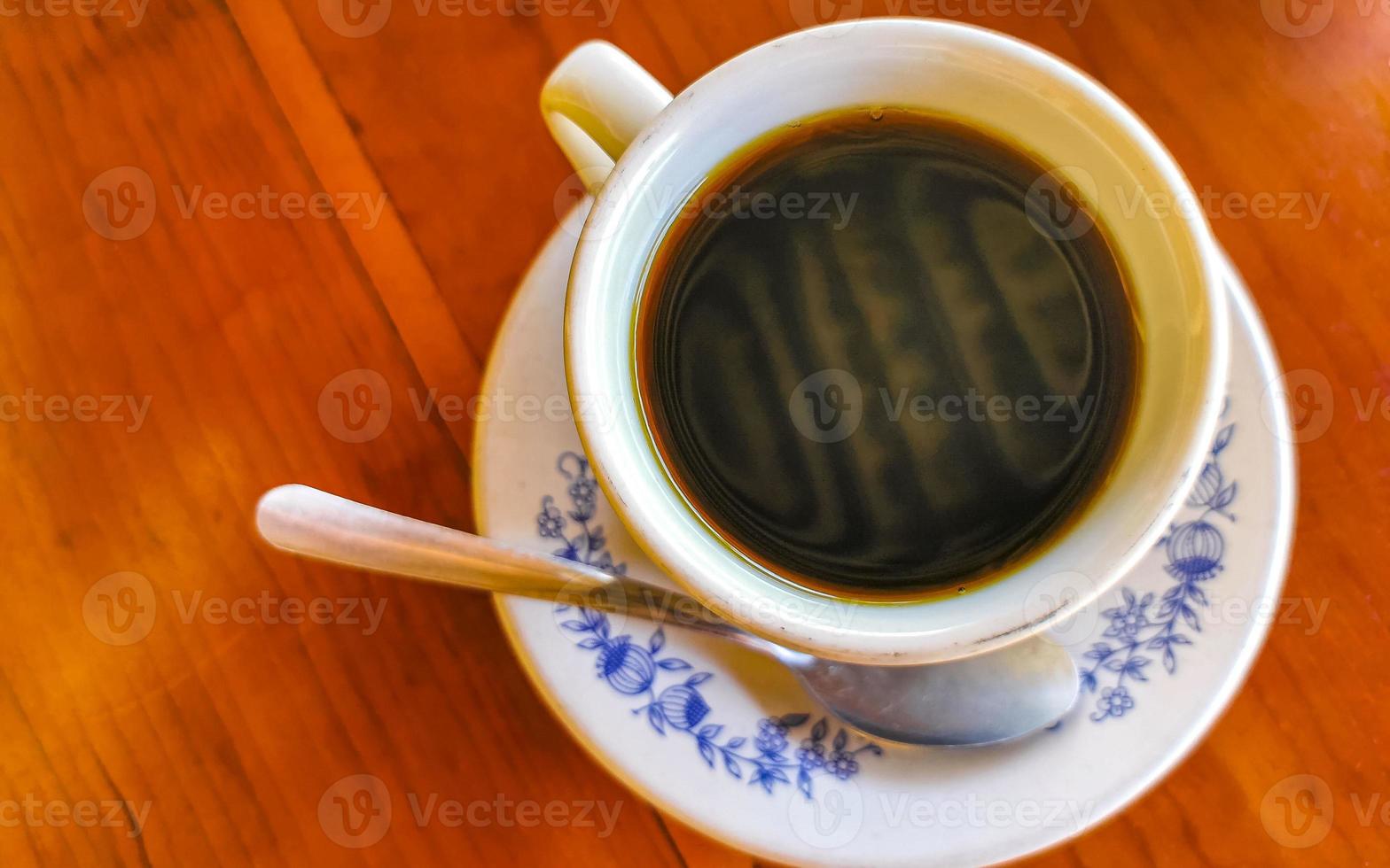 blu bianca tazza pentola con nero caffè di legno tavolo Messico. foto