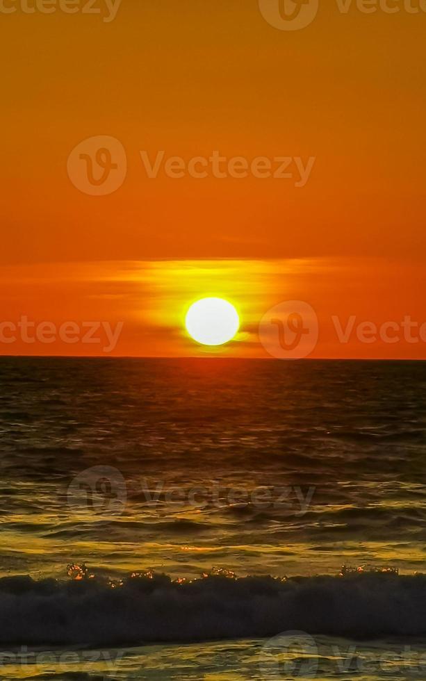 colorato d'oro tramonto grande onda e spiaggia puerto escondido Messico. foto