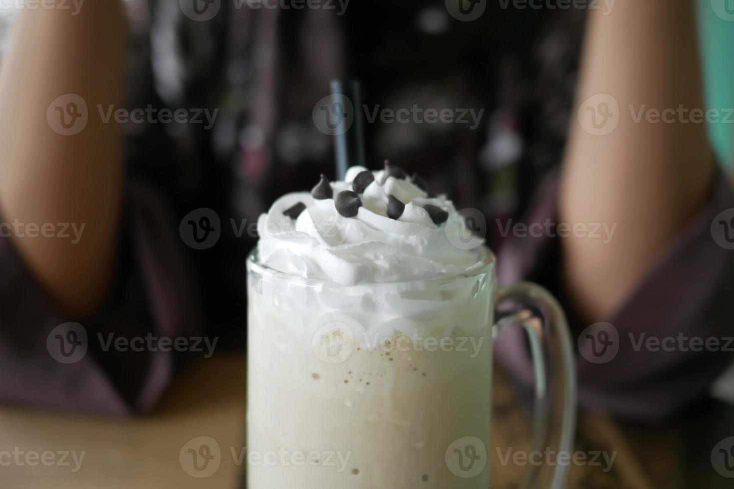 giovani donne che bevono frullato di banana al bar foto