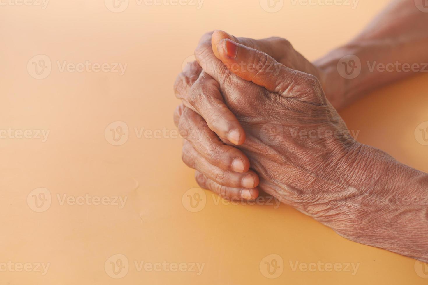 stretta di mano di una persona anziana foto